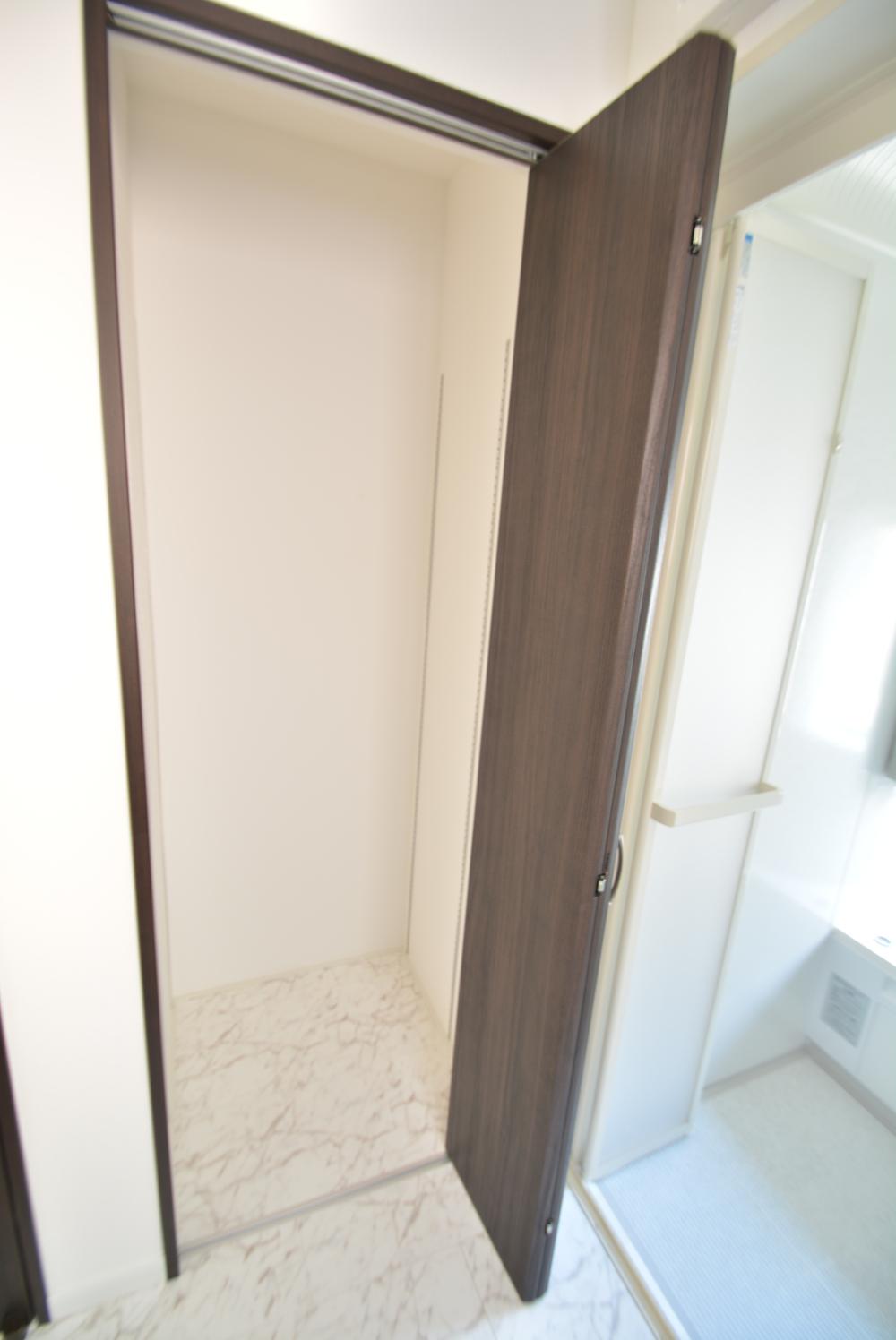 Receipt. The washroom was provided with a linen cabinet!
