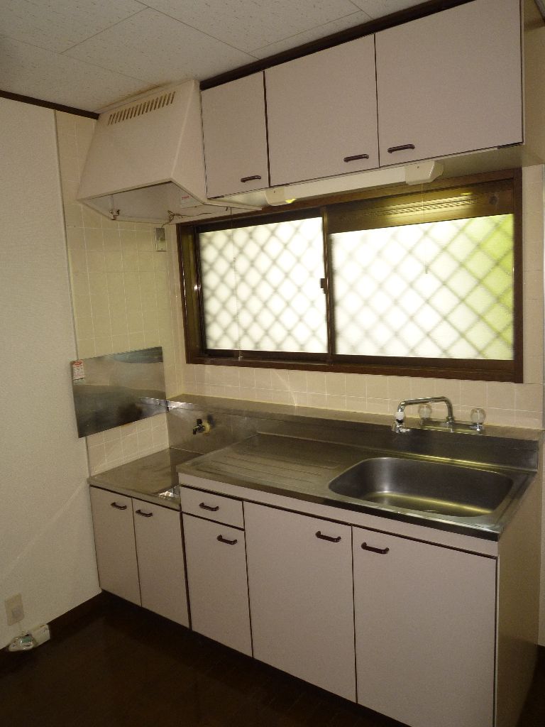 Kitchen. There is a window in the kitchen !! kitchen two-burner stove is can be installed
