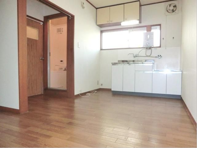 Living and room.  ☆ There is a window in the kitchen ・ Ventilation is also quite possible ☆ 