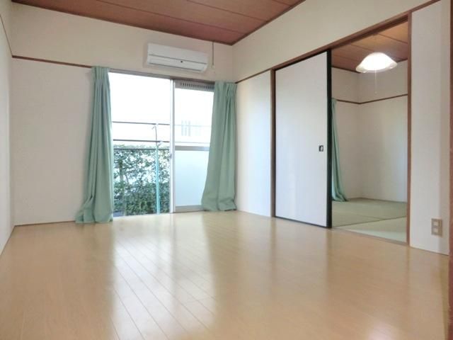 Living and room.  ☆ Air conditioning one on the Western side ・ Equipped with ☆ 