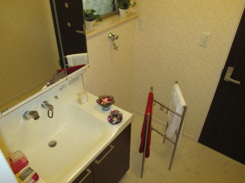 Wash basin, toilet. Indoor (12 May 2013) Shooting