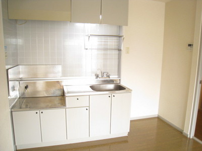 Kitchen. Next to the space is wide of the two-burner stove installation Friendly Kitchen Kitchen set