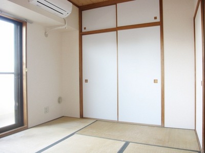 Living and room. Storage is also bright Japanese-style room with rich ☆