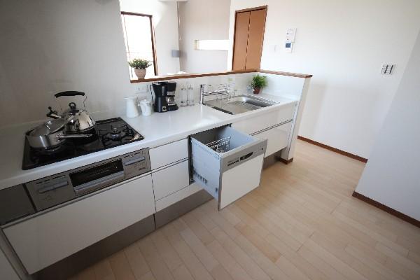 Kitchen. A clean system kitchen of color ring. Standard equipped with a dish washing and drying machine. 