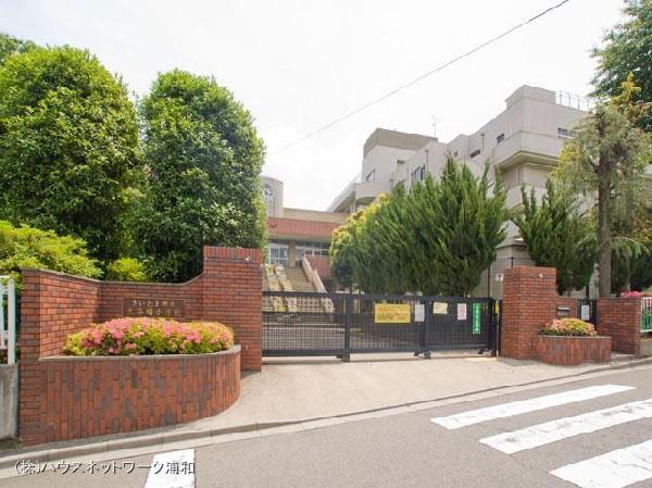 Primary school. 960m until the Saitama Municipal Oyaba Small