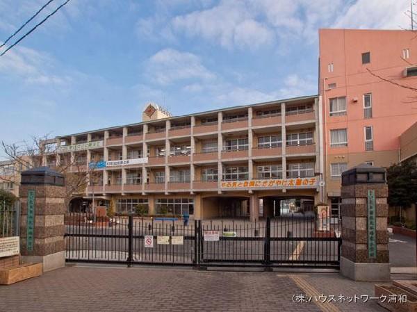 Junior high school. 1040m until the Saitama Municipal Oyaba in