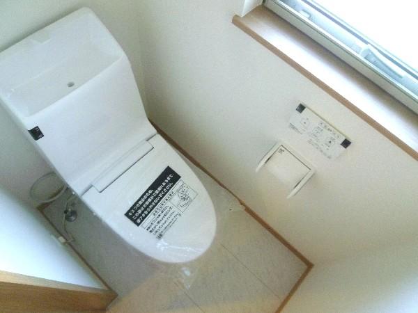 Toilet. Important ventilation! We put a firm window. 