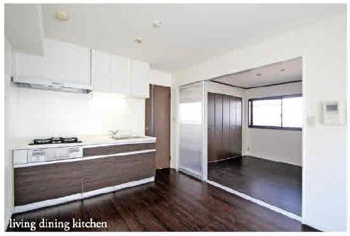 Kitchen. New renovated ☆ Comfortable life in all living room flooring ☆ kitchen ・ Unit bus is also very clean and new.  ☆ Hiroi living will relax very!
