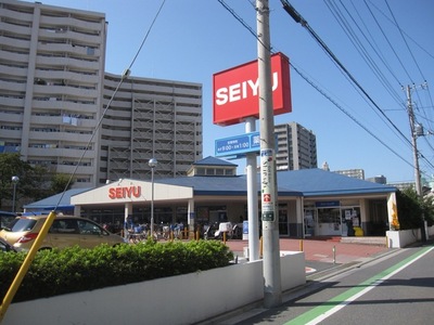 Supermarket. Seiyu to (super) 160m