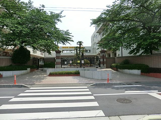 Primary school. 450m to 450m Numakage elementary school until the Saitama Municipal Numakage Elementary School Commuting distance of 6-minute walk. Precisely because attend six years, Familiar distance is happy