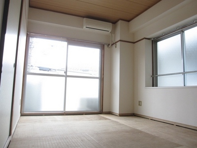 Living and room. You'll relax in the Japanese-style room