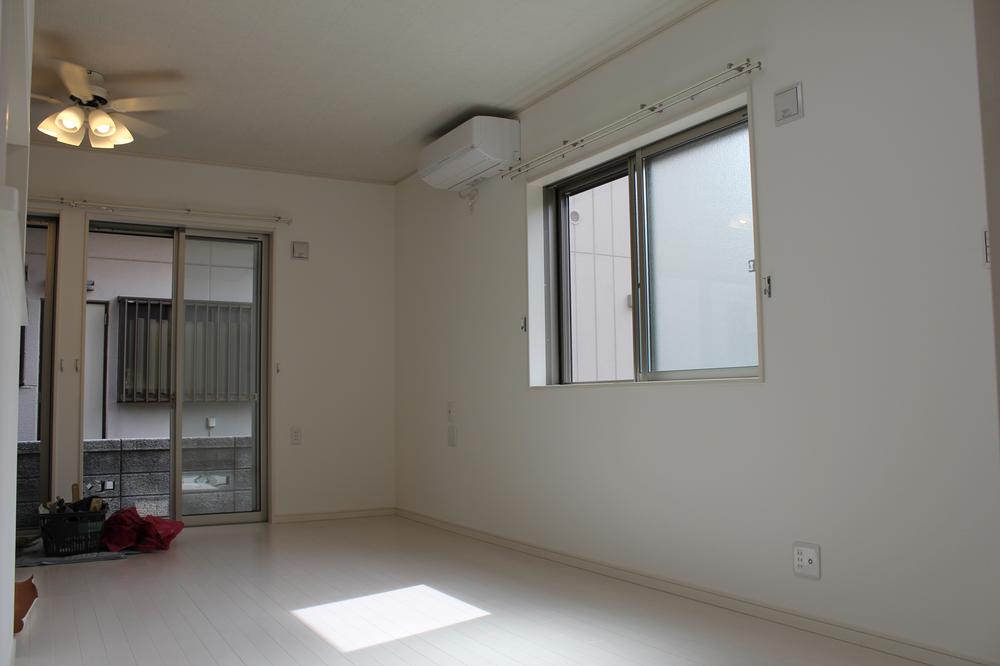 Living. Indoor same specifications living photo ☆ Air conditioning ・ illumination ・ Curtain rail is optional