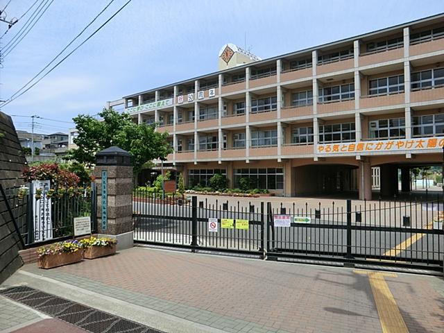 Junior high school. 576m until the Saitama Municipal Oyaba junior high school