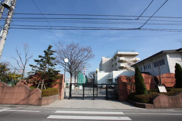 Junior high school. 1070m up to junior high school junior high school Utsutani