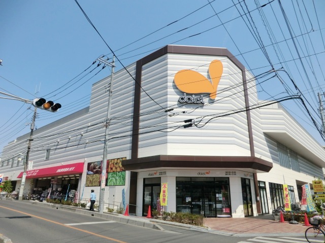 Supermarket. Daiei Minami Urawa east exit shop until the (super) 220m