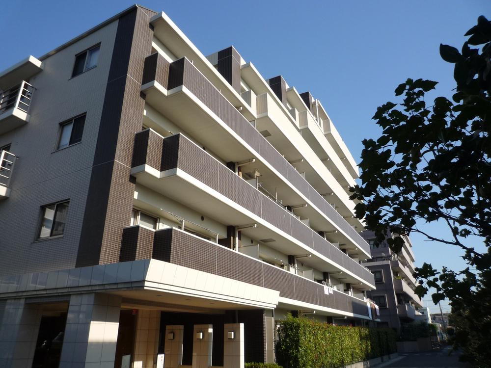 Local appearance photo. The surroundings are quiet in the residential area.