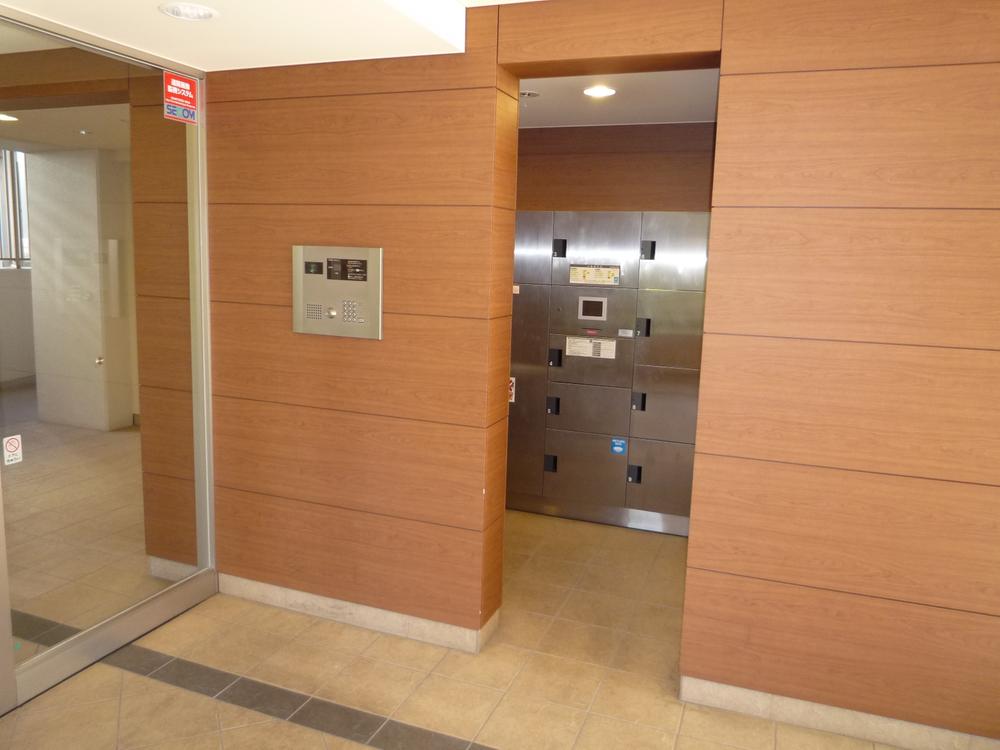 Entrance. Also convenient home delivery box equipped in the absence!