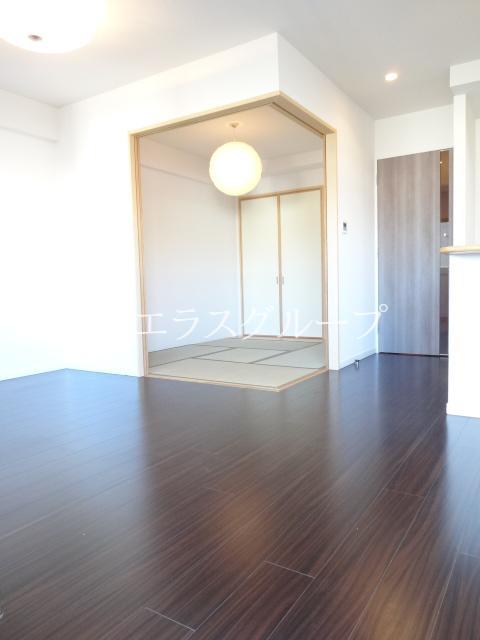 Living and room. In addition it will be widely Remove the door of the Japanese-style room