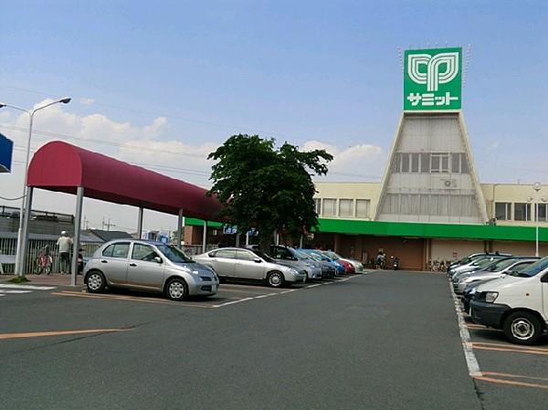 Supermarket. 800m to Summit Daitakubo shop