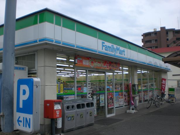 Convenience store. FamilyMart Urawa Tsuji chome store up (convenience store) 439m