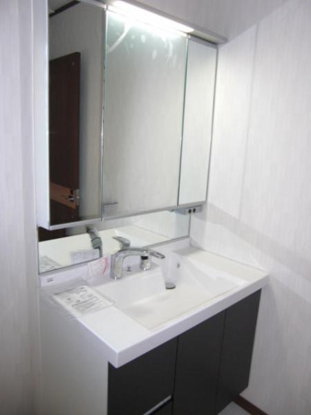 Wash basin, toilet
