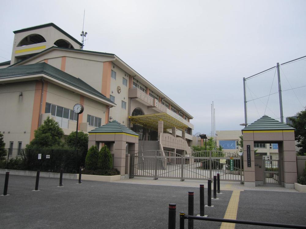 Primary school. 909m to Saitama City Tsujiminami Elementary School