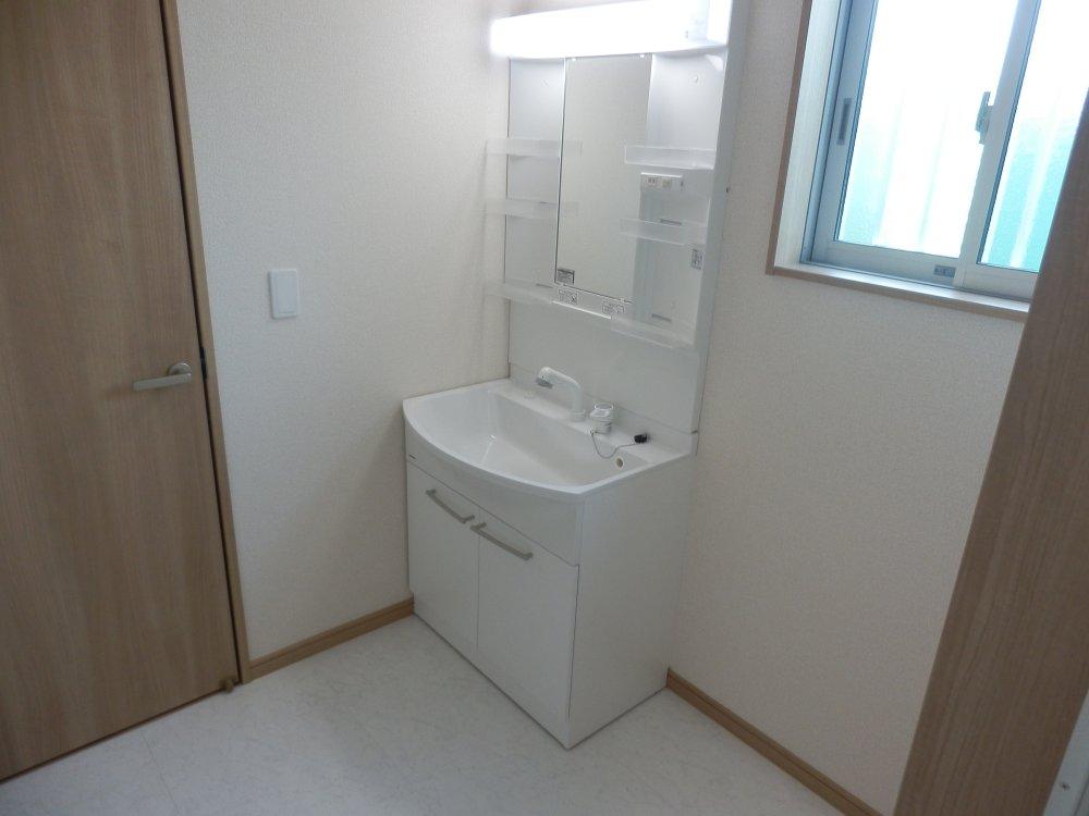 Wash basin, toilet. Indoor (September 2013) Shooting 1 Building