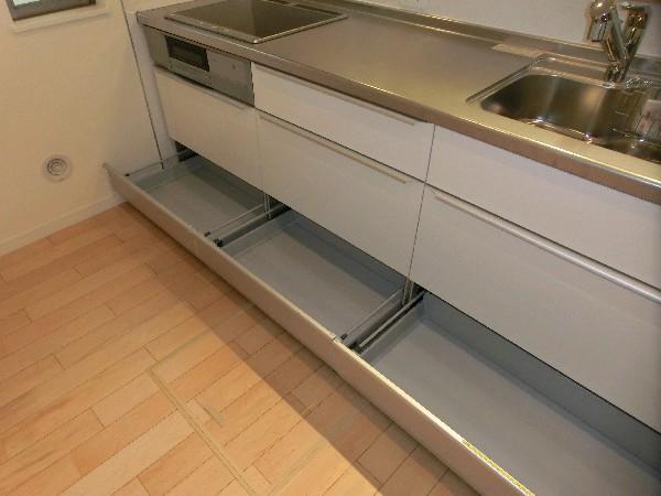 Kitchen. It can be stored up to the kitchen at the bottom. Beer cans to enter the vertical 500ml!