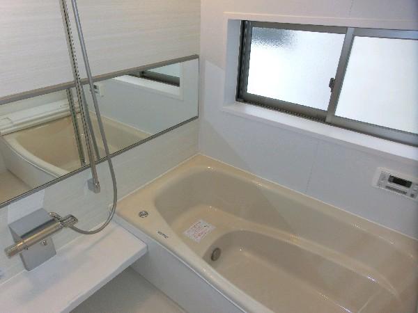 Bathroom. Bench type bathtub that can save water and sitz bath. You get tired of one day!