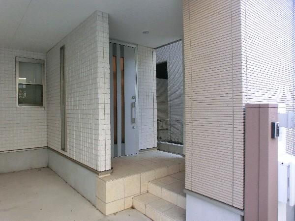 Entrance. Entrance porch to go immediately from the garage. Also is easy shopping on a rainy day in a wide enough.