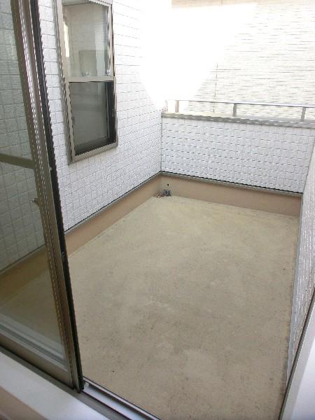 Balcony. 3 floor of the balcony. It is ideal for washing clothes field.