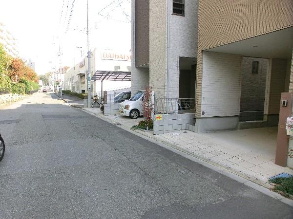 Local photos, including front road. Front road parking is easy because the 8.8m width!