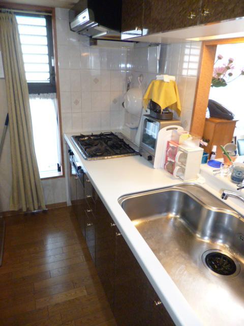 Kitchen. Bright kitchen with a window ・ There is water purification function