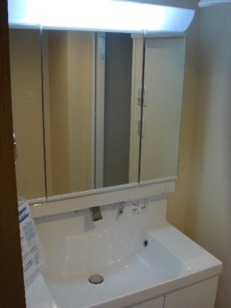 Wash basin, toilet. Vanity exchange.