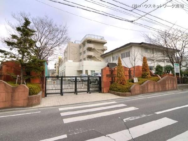 Junior high school. 860m until the Saitama Municipal Utsutani junior high school