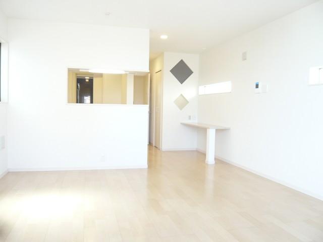 Living. Bright living room of the B Building. Spacious 18.0 Pledge. Living → washroom → bathroom is the floor plan available in 2Way.