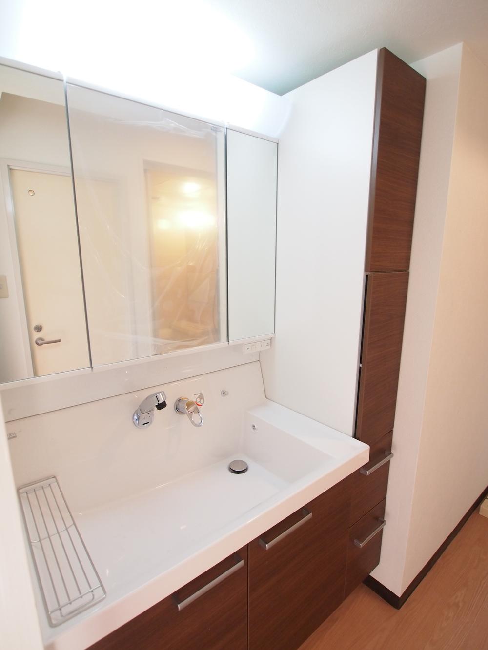 Wash basin, toilet. Local (12 May 2013) Shooting