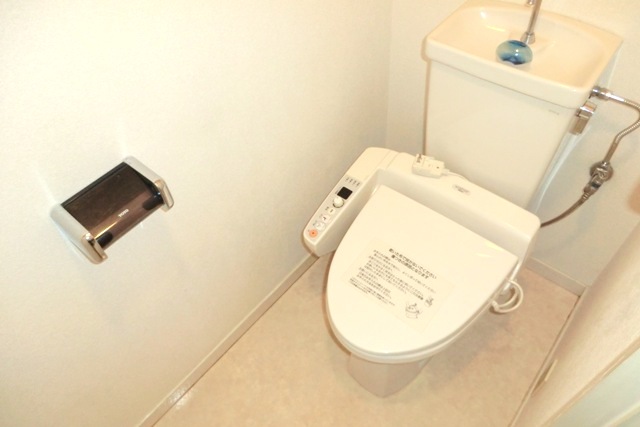 Toilet.  ☆ Convenient with bidet ☆ 