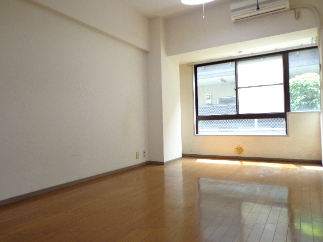 Living and room.  ☆ Facing south in a bright LDK ☆ 