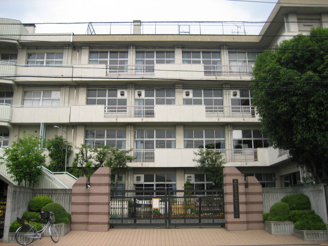 Primary school. 419m until the Saitama Municipal Urawa Osato elementary school (elementary school)