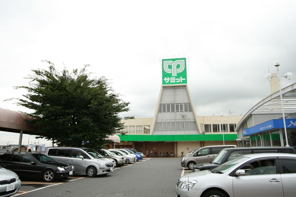 Supermarket. 600m until the Summit store Daitakubo shop