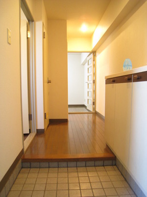 Entrance. Spacious entrance and hallway space