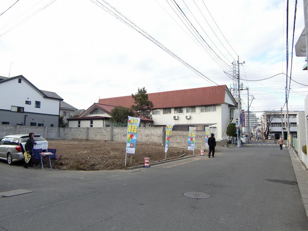 Local photos, including front road. South road: 4M (Public road) East road: 7.3M (public road)