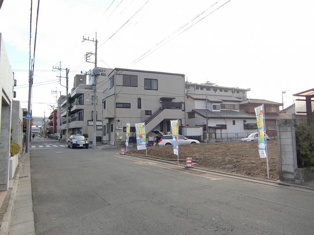 Local photos, including front road. Buzo elementary school / Minami Urawa junior high school