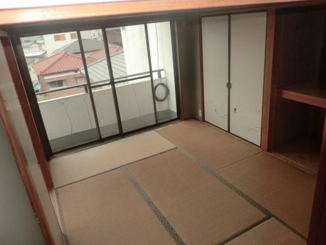 Living and room. Do you like Japanese-style room?