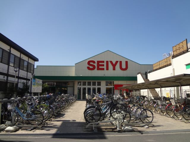 Supermarket. Seiyu to (super) 570m