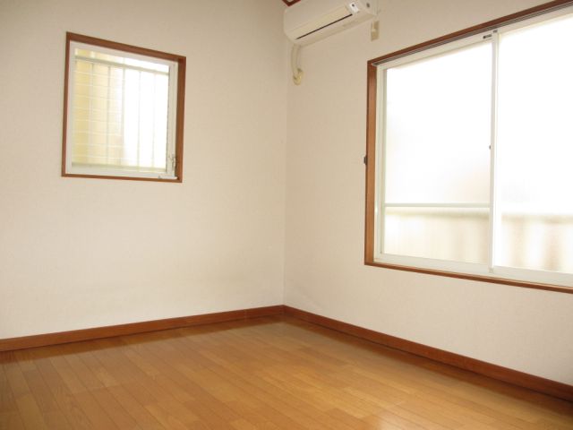 Living and room. It is a Western-style room with a small small window. 