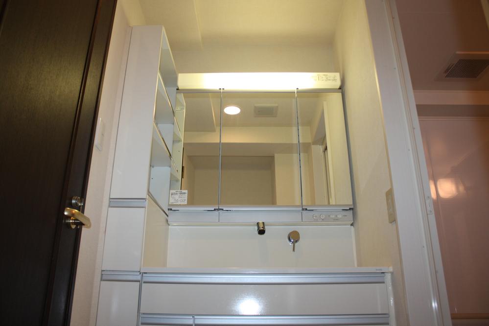 Wash basin, toilet. Indoor (10 May 2013) Shooting