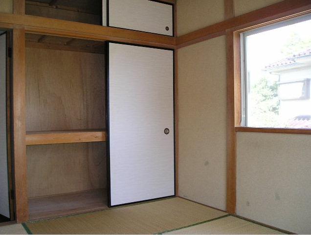 Living and room. Storage is also a convenient