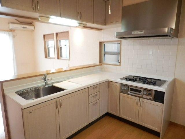 Kitchen. ◆ Called L-shaped kitchen flow line Indoor (10 May 2013) Shooting